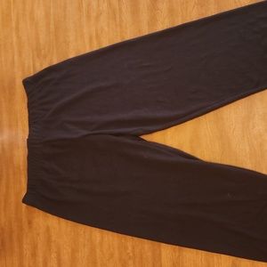 Bobbie Brooks, size M, black capri lounging pants